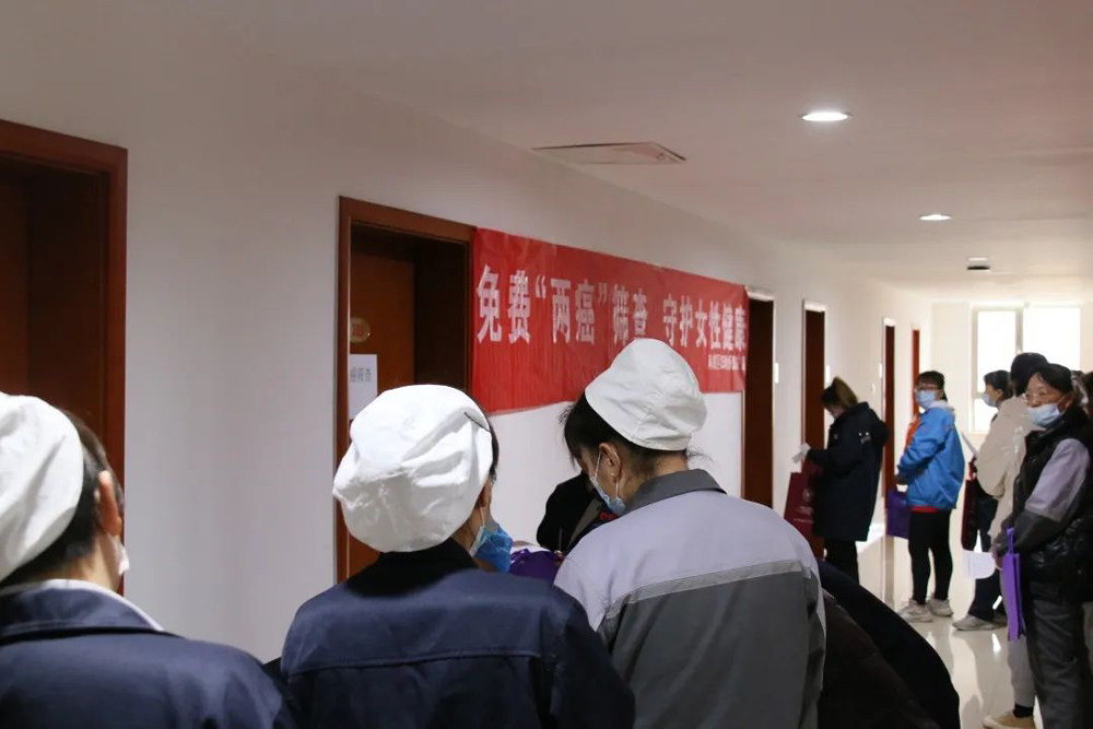 河北金博士衛(wèi)生用品有限公司聯(lián)合滿城區(qū)衛(wèi)健局，組織專業(yè)醫(yī)生來公司為員工進行免費體檢